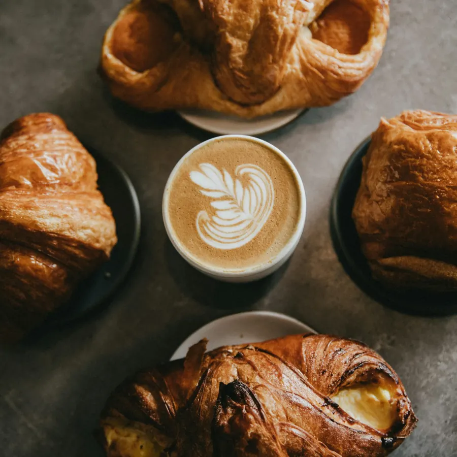 Croissant e cappuccini su un tavolo
