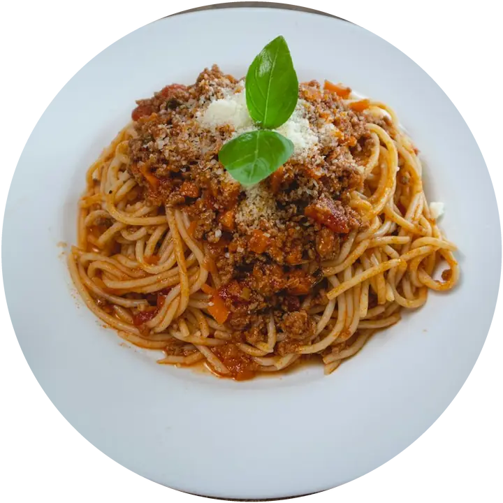 Spaghetti alla chitarra al ragù con basilico, visti dall'alto