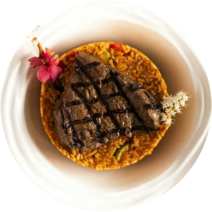 Risotto allo zafferano con carne brasata, visto dall'alto