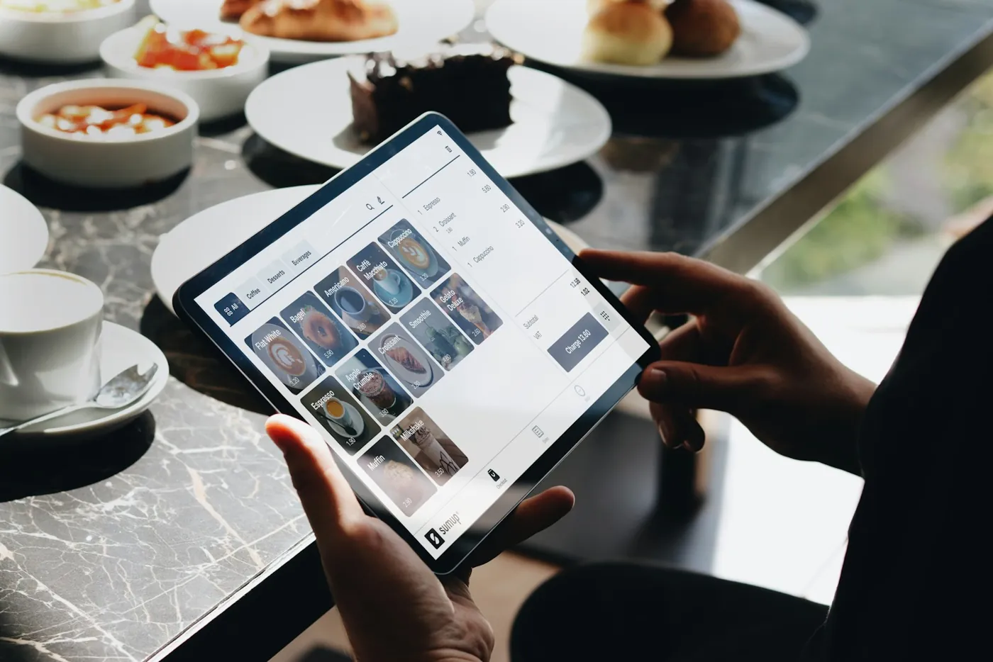 Tablet con un menu online sul tavolo di un bar