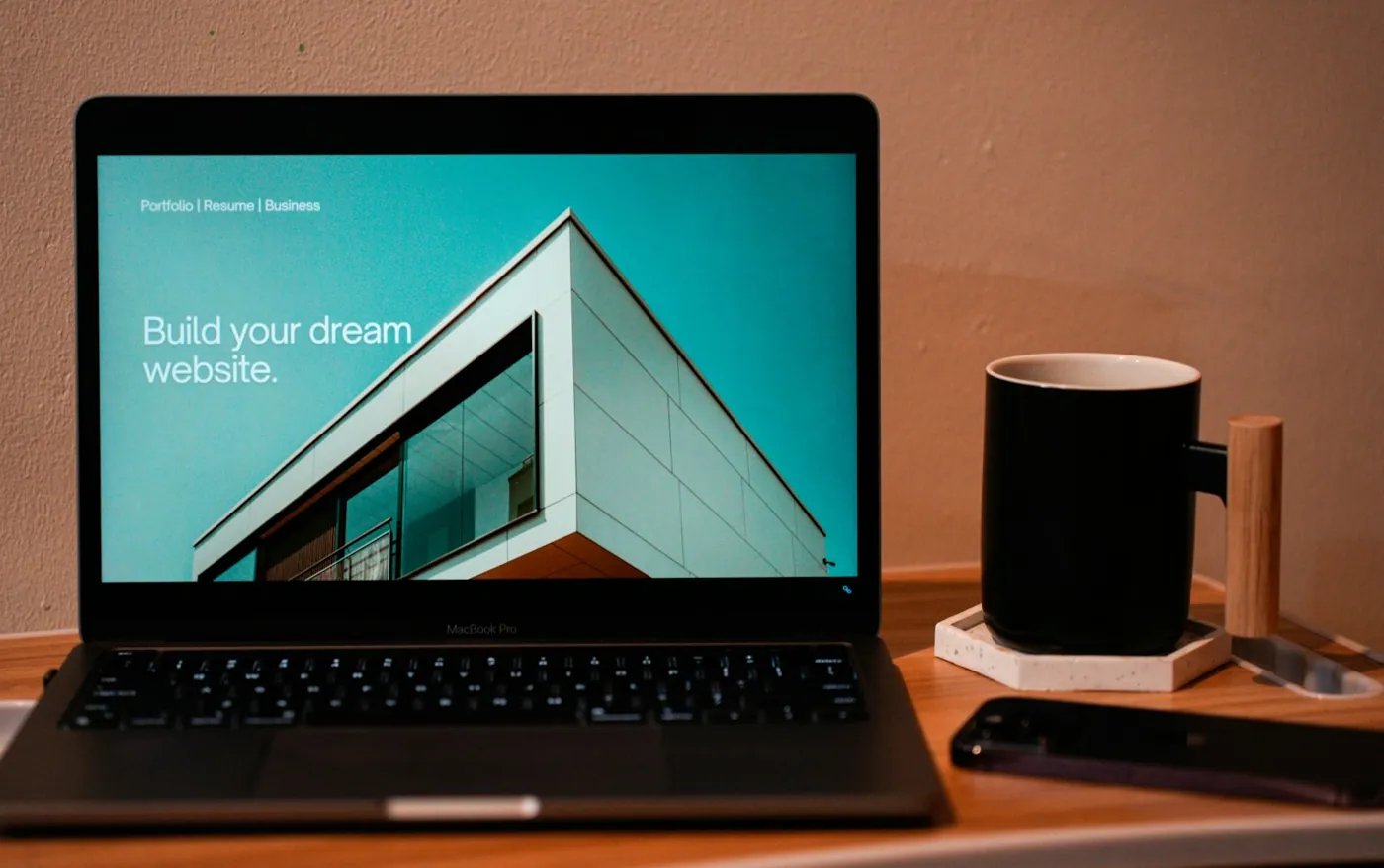 Laptop su una scrivania che mostra un sito web